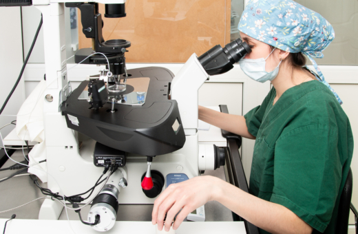 Embrüoloog istumas, mikroskoopi vaatamas, teostamas ebrüodiagnostikat Elite erakliinikus.